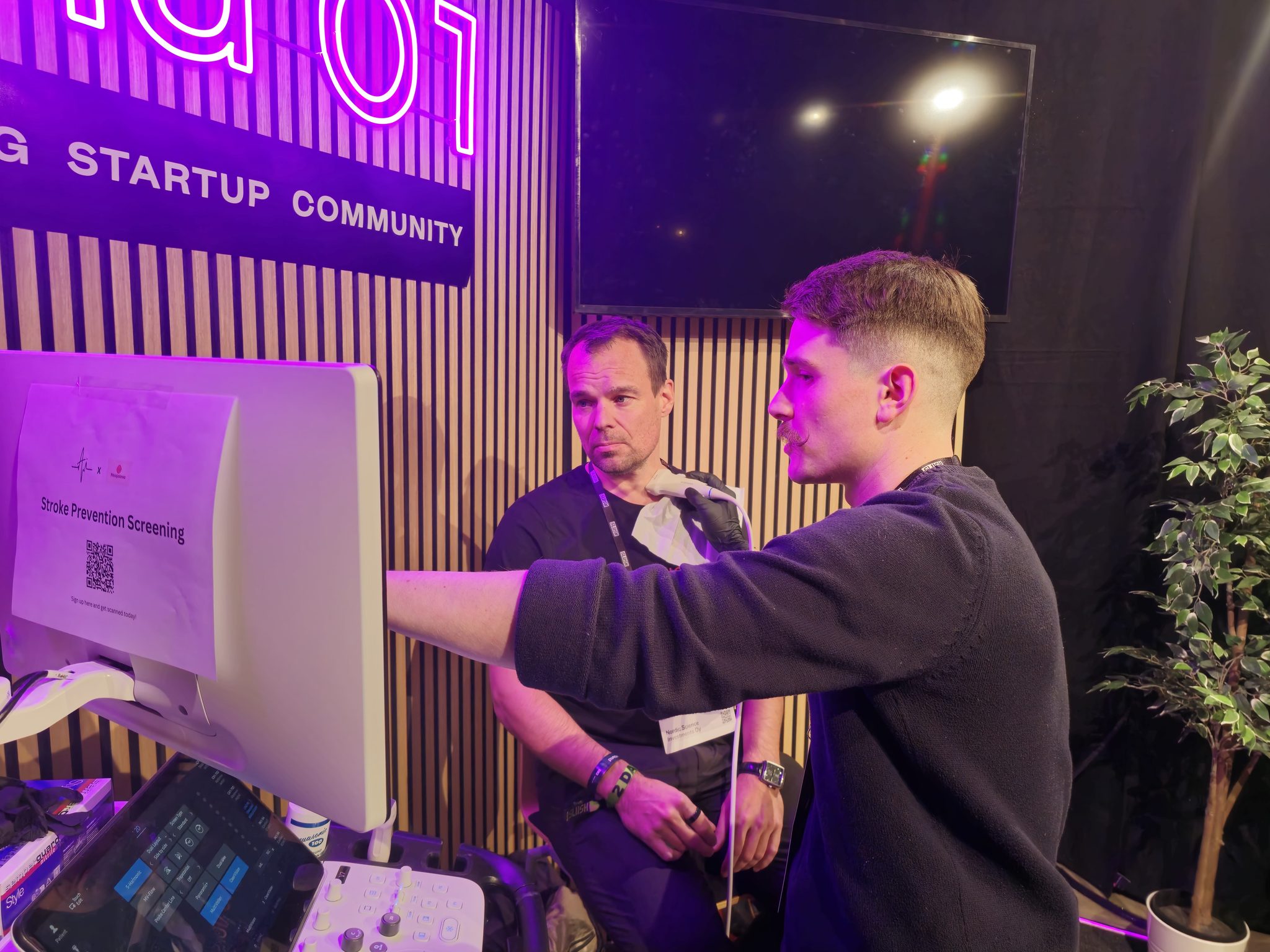AIATELLA team demonstrating its imaging software at a startup event